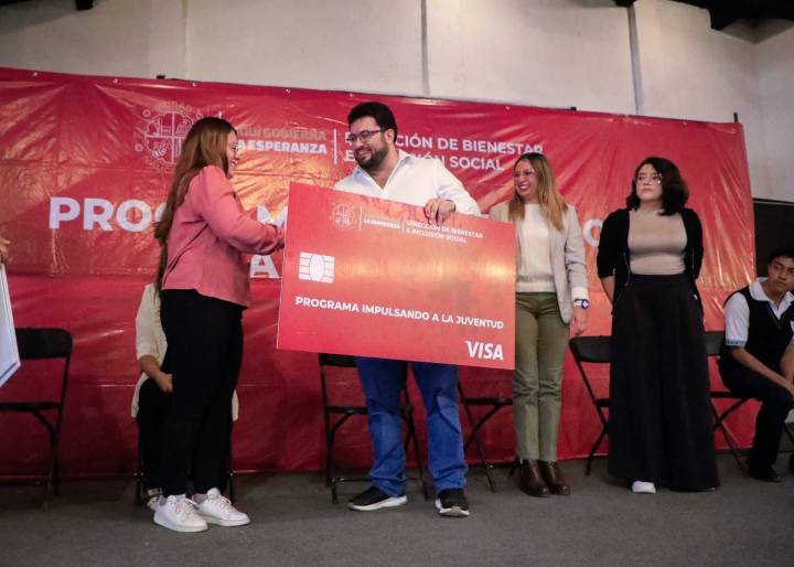 Estudiantes naucalpenses reciben por primera vez apoyos del Programa Impulsando a la Juventud