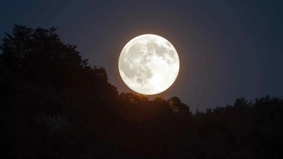 Calendario lunar de septiembre 2025: eclipses, fases de la Luna y la oposición de Saturno