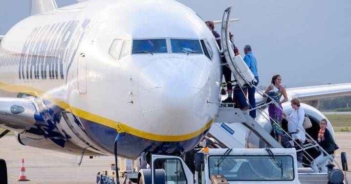 Pugna entre Ryanair y Aena: la 'low cost' cierra una base en España y recorta vuelos