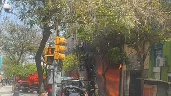 Voraz incendio en un local de ropa en pleno centro capitalino