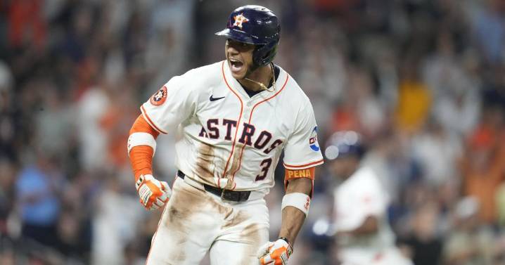 Astros walk their way to 8-7 comeback win over Yankees