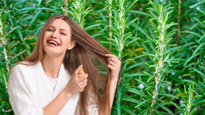 Cómo hacer agua de romero y qué beneficios le brinda al pelo: lleva 2 ingredientes