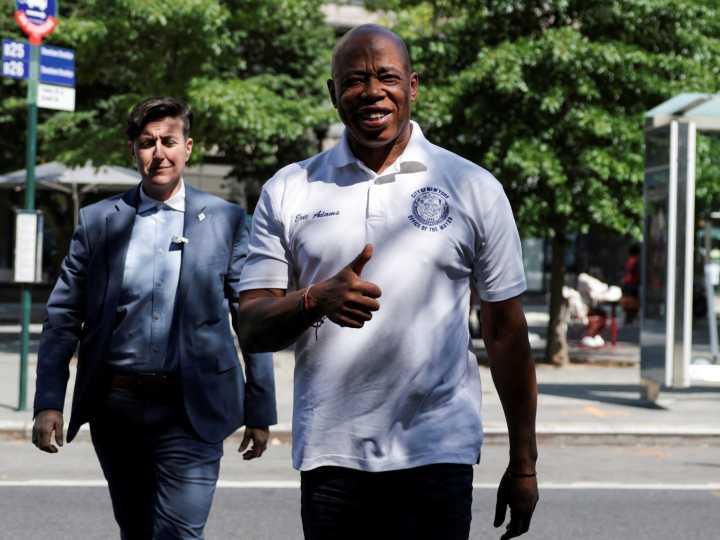 Buenas noticias para Nueva York: el alcalde Eric Adams anunció que se repartirán computadoras gratis a estudiantes