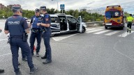 Muere un motorista arrollado por un camión en una rotonda en Hortaleza