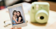 ¿Cómo hacer la FOTO Polaroid con tu artista favorito? Paso a paso para la imagen con IA