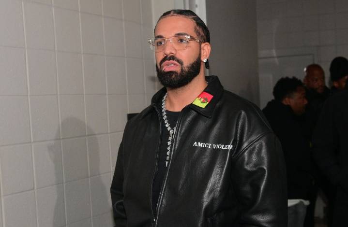 Drake Denies Ab Sculpting Allegations, But Admits To ‘Maybe ‘ Using FaceTune To Enhance His Features In Photos