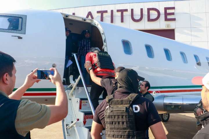 Se retrasa arribo de Bermúdez Requena a México; avión extiende su escala en Colombia