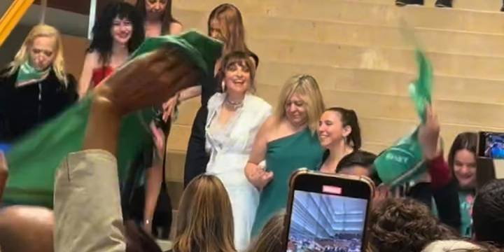 El festejo de Dolores Fonzi y el equipo de Belén por la elección de su película para para el Oscar y el Goya
