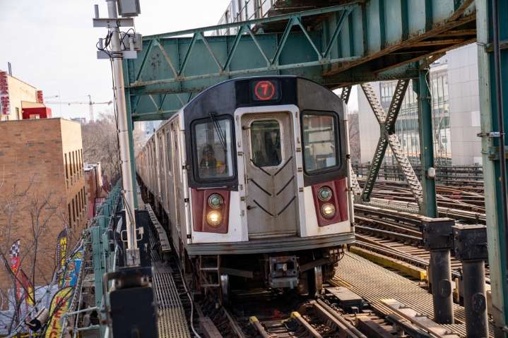 Man stabbed, wounded on moving subway train in Queens