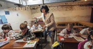 Ucrania: escolares reciben clases bajo tierra para protegerse de bombardeos rusos