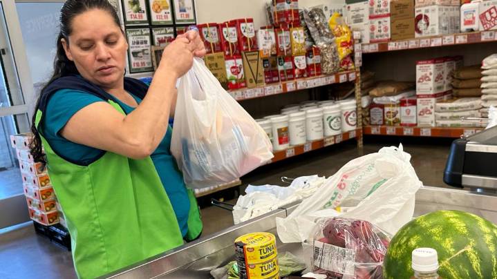 Fed's preferred inflation gauge rises slightly in August