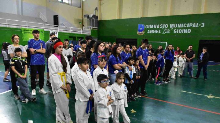 El Gimnasio municipal Nº 3 recibió material deportivo para actividades
