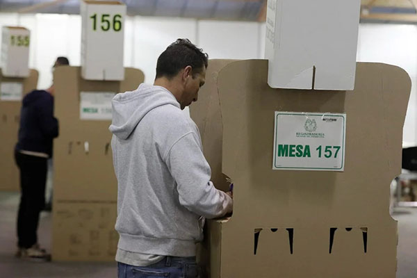 “El bombardeo digital y la desinformación amenazan las elecciones en Colombia”: Procurador General