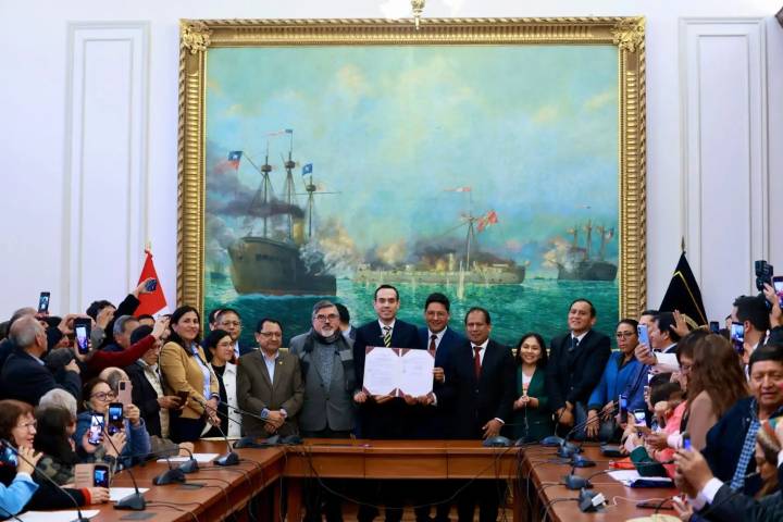 Congreso: firman autógrafa para pensión de S/ 3,300 para maestros cesantes y jubilados