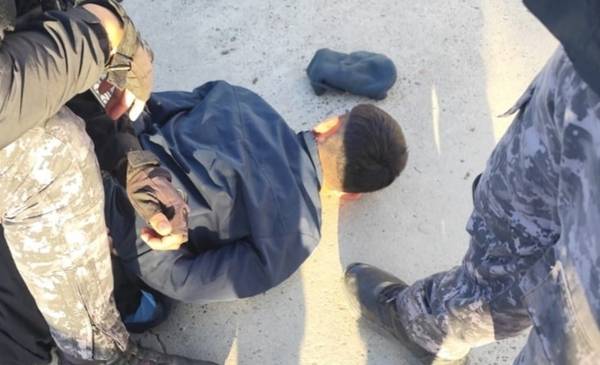 Intentaron robarse una moto a rastras y terminaron detenidos en La Laguna