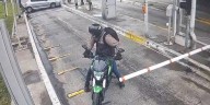 Video: un auto con patente trucha chocó en un peaje del Acceso Oeste en medio de una persecución policial
