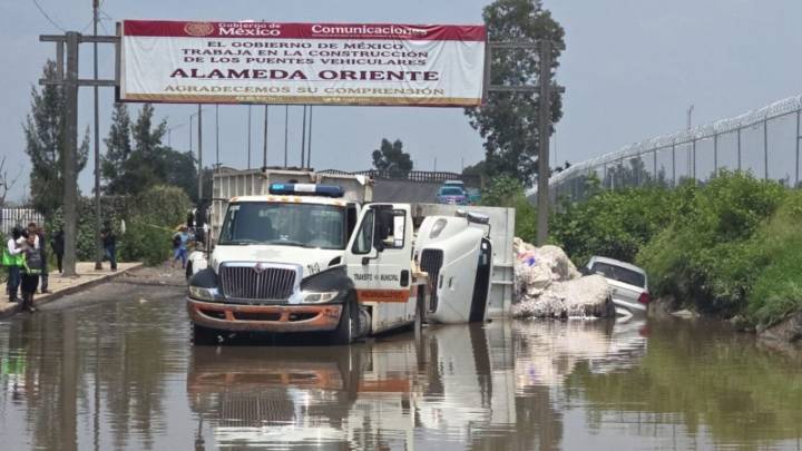 Camión termina volcado en Periférico Oriente; anuncian CIERRE por rehabilitación