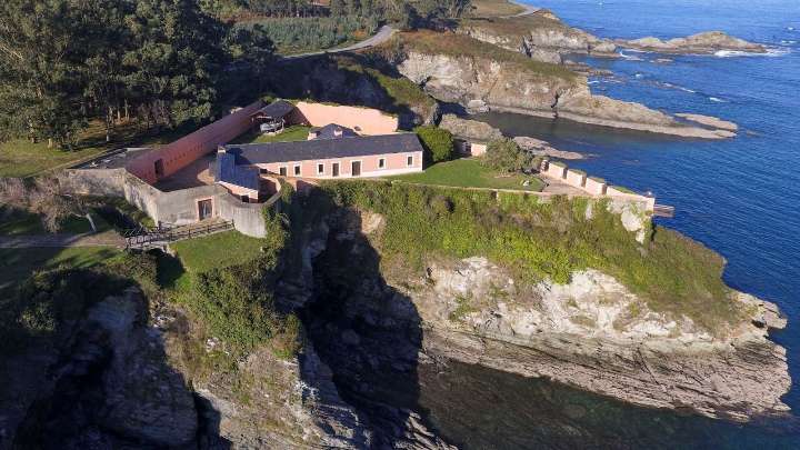 Un castillo de Ribadeo del siglo XVII declarado bien de interés cultural se puede alquilar por 252 euros al día