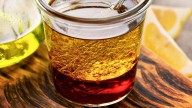 Por qué hay que mezclar vinagre y aceite en un frasco: ¿qué significa?