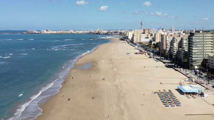 La Subdelegación del Gobierno anuncia la retirada de casi 3.000 pisos turísticos ilegales en la provincia de Cádiz
