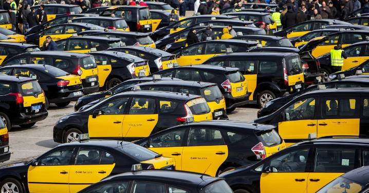 La nueva ley del taxi incorporará el requisito de saber catalán para los taxistas