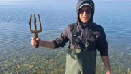 Hallazgo asombroso: un pescador encuentra un tridente del Imperio romano intacto bajo el agua de un lago