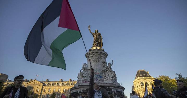 Alcaldes franceses izan banderas palestinas pese a órdenes de gobierno antes de asamblea de ONU