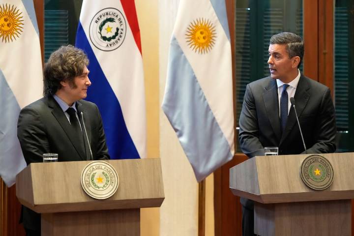Por un peaje. Milei se enfrenta en Paraguay a un nuevo conflicto y suma más enojos