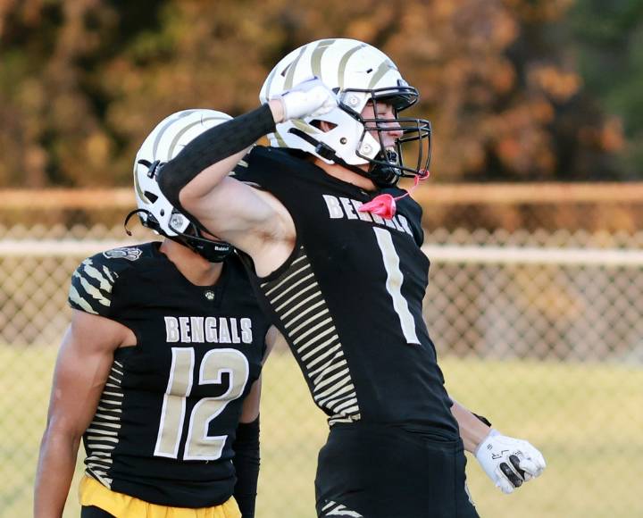 Football: Collin Gentile takes Oak Forest past Tinley Park