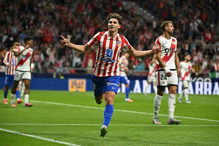 Julián se apunta al 'derbi de los mayores' con un triplete para tumbar al Rayo