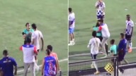 Escándalo en Colombia: un jugador agredió a una árbitra, ella intentó defenderse y tuvieron que frenarla