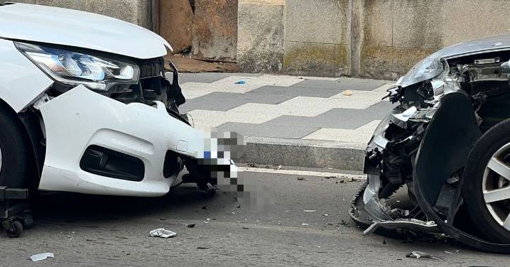 Dos personas resultan heridas tras el choque frontal de dos turismos en la avenida Juan Pablo II
