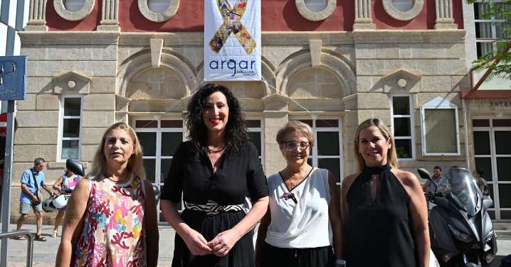 Un gran lazo dorado en el teatro Apolo de Almería para luchar contra el cáncer infantil