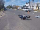 Accidente de Tránsito en Presidente Illia y Tavella arrojó por resultado al motociclista de 46 años con lesiones.