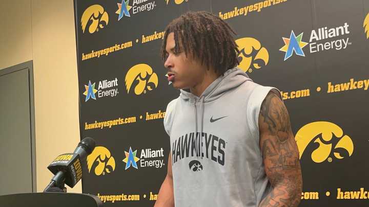 Koen Entringer look at himself after Iowa's 20
