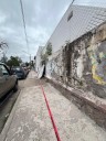 Barda colapsada del Internado Damián Carmona representa un riesgo para vecinos y transeúntes