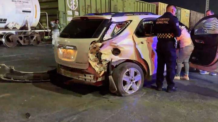 Deja papá herida a su familia tras intentar ganarle paso al tren