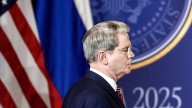 El secretario del Tesoro de Trump amenaza a un funcionario de Vivienda con darle "un puñetazo en la maldita cara"