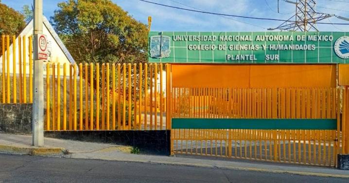 VIDEOS | Desalojan el CCH Sur ante reporte de alumno lesionado tras aventarse de un edificio