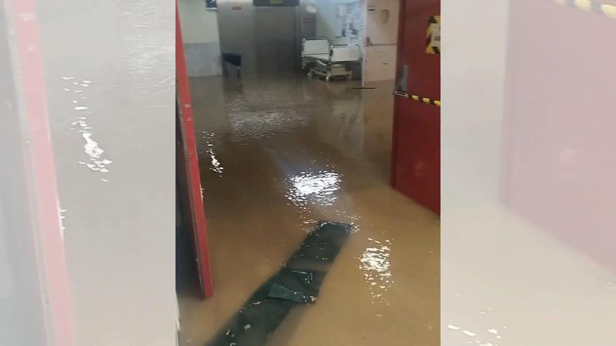 VÍDEO | El agua inunda la parte baja del Hospital Royo Villanova de Zaragoza e inutiliza los ascensores