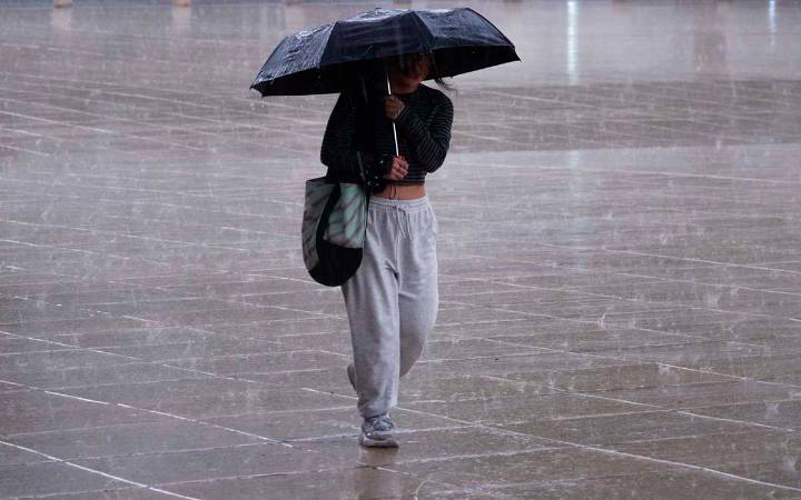 SMN alerta por posible ciclón tropical; frente frío provoca lluvias intensas y viento en varias regiones