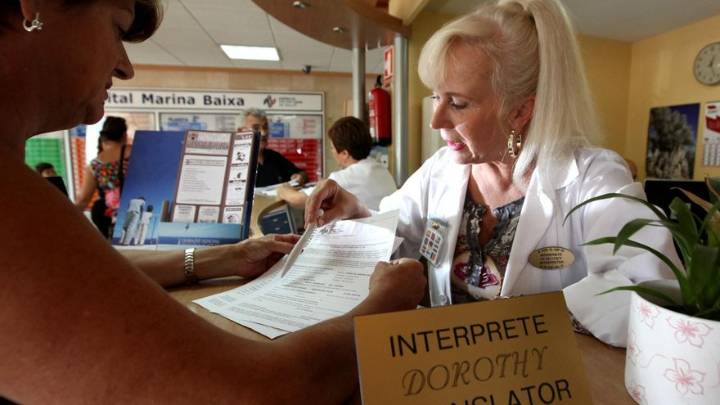 La IA reduce la demanda de traductores y les obliga a reinventarse