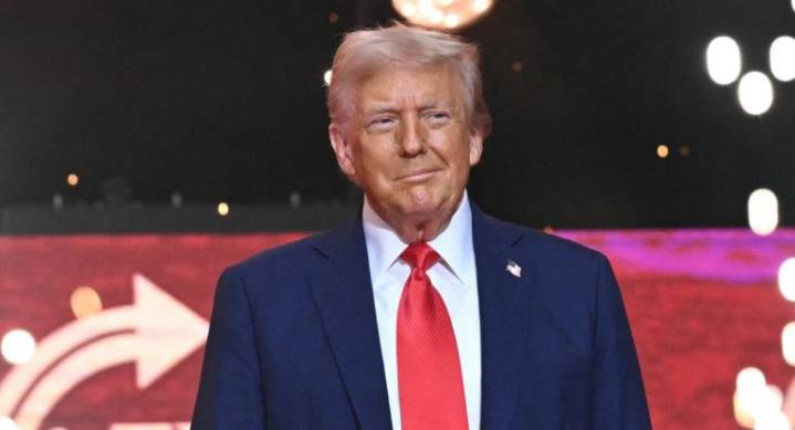Trump encabeza el homenaje al líder conservador Kirk ante miles de seguidores