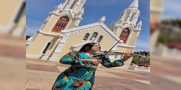 La Violinista María García rinde homenaje a la Virgen del Valle