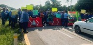Azucareros bloquean carretera Cárdenas-Coatzacoalcos por desaparición de líderes