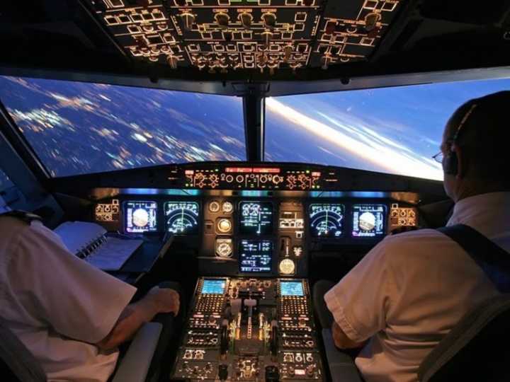 El piloto de un avión se enfermó en pleno vuelo y el viaje se demoró más de 8 horas