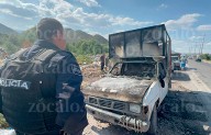 Camioneta cargada con cartón se incendia en la carretera antigua a Monclova