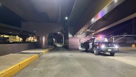 Encuentran a hombre sin vida debajo de puente del canal; no se ha determinado la causa del fallecimiento