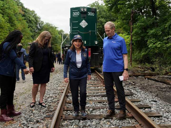 Qué tan alta es Kathy Hochul: el dato sobre la gobernadora de New York que genera interés