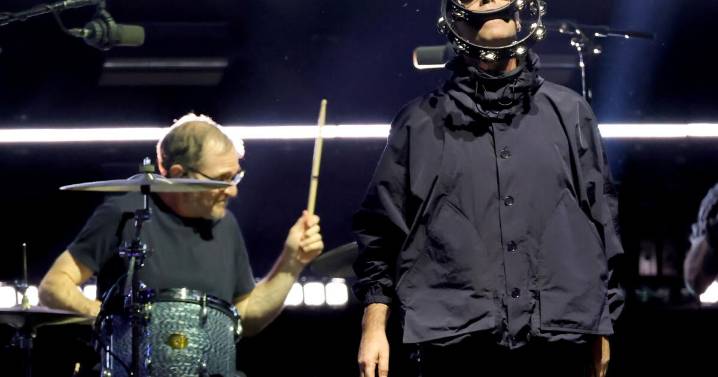 Oasis makes its audience the rock ’n' roll star at the Rose Bowl